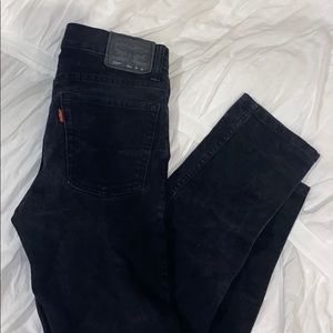 Black Levi’s jeans🖤